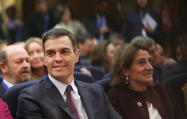 El presidente del Gobierno, Pedro Sánchez; y la ministra para la Transición Ecológica, Teresa Ribera