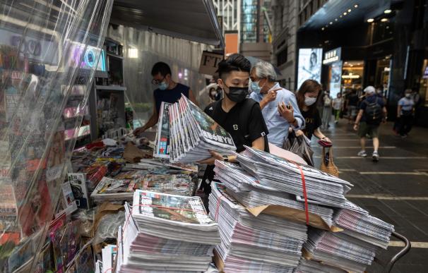Largas colas para tener la última edición del Apple Daily, diario crítico con Pekín