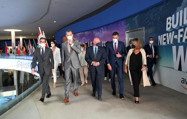 El rey Felipe VI (2i), junto al presidente del Gobierno, Pedro Sánchez (2d), y el consejero delegado de GSMA, John Hoffman (c), durante la inauguración del Mobile World Congress (MWC) que ha abierto sus puertas este lunes en Barcelona, 28/06/2021