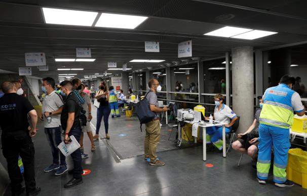 El interior del punto de vacunación masiva del Wizink Center en Madrid.