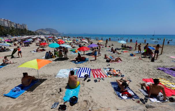 Miles de turistas acuden al levante español en los primeros días de Julio coincidiendo con el fin de semana