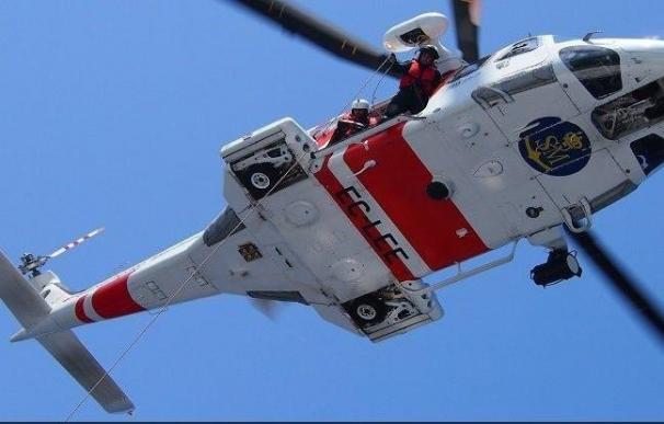 Un helicóptero sobre las aguas del Estrecho de Gibraltar.