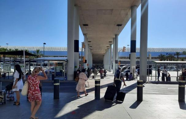 Llegada de turistas al aeropuerto de Palma.