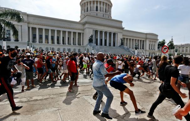 Cientos de cubanos participan en la protesta a las puertas del Capitolio de La Habana.