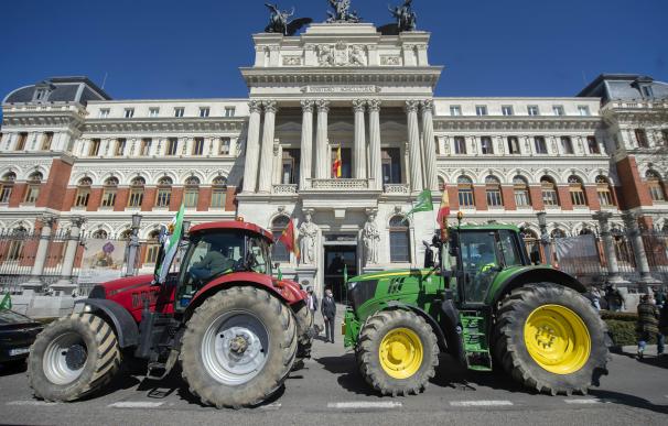 Tractores frente al Ministerio de Agricultura.