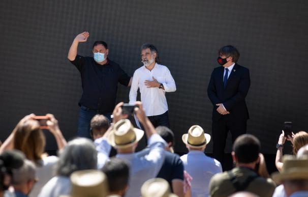 El líder de ERC, Oriol Junqueras; el presidente de de Òmnium Cultural, Jordi Cuixart, y el expresidente de la Generalitat, Carles Puigdemont, durante el acto de celebración de los 60 años de Òmnium Cultural, a 16 de julio de 2021, en Elna, (Francia).