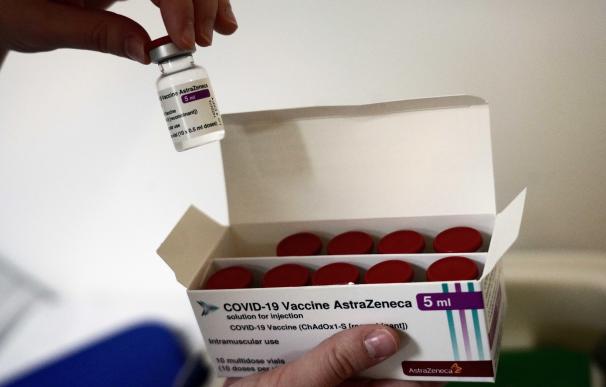 Una persona recibe la primera dosis de la vacuna de AstraZeneca