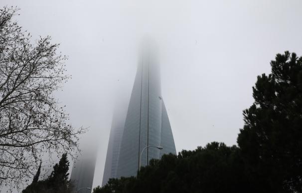 Una de las Cuatro Torres, la de Espacio cubierta de niebla , en Madrid (España)