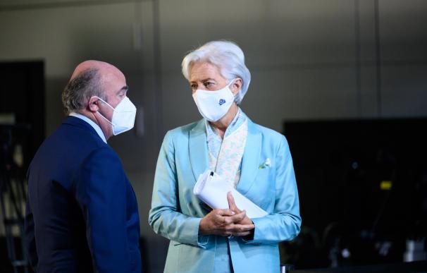 Guindos conversa con Lagarde tras la rueda de prensa.