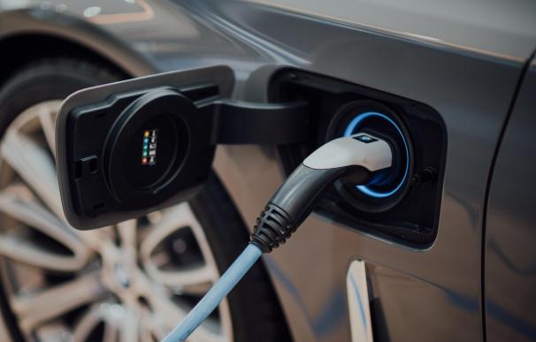 Potenciar la compra y el uso del coche eléctrico es la gran alternativa sostenible a los modelos actuales de gasolina y de diésel.