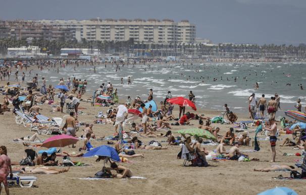 La Playa de la Malvarrosa repleta de gente en un día de alerta roja por altas temperaturas.