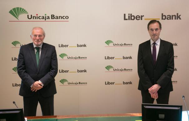 Manuel Azuaga, presidente de Unicaja Banco, y Manuel Menéndez, consejero delegado.