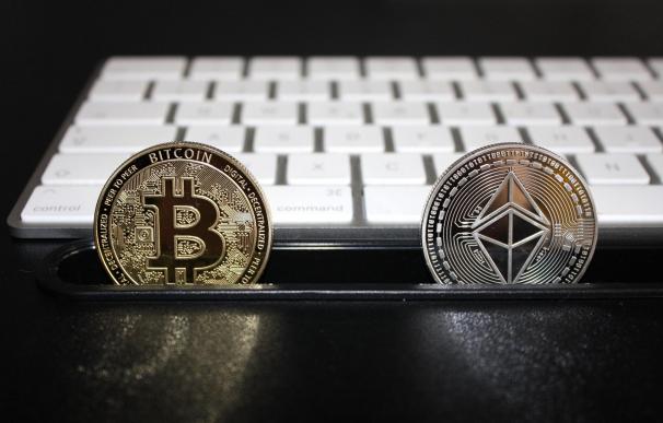 Bitcoin y Ether, las dos principales monedas del mundo cripto.