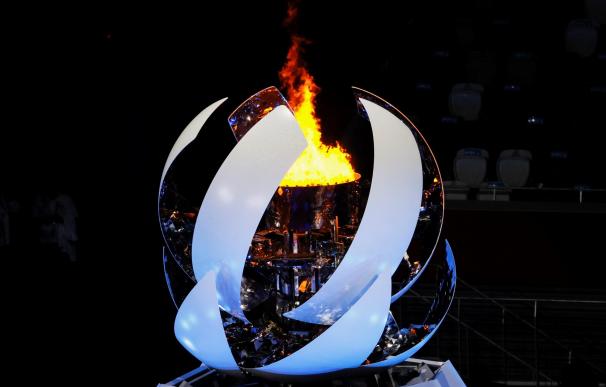 Vista de la llama olímpica durante la ceremonia de clausura de los Juegos Olímpicos 2020, este domingo en el Estadio Nacional de Tokio.