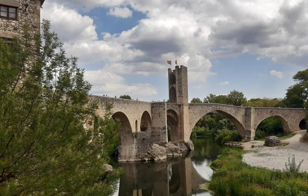 Pont de Besalú, en el pueblo de Besalú, en Girona (Cataluña).