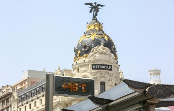 Un termómetro de una parada de bus de la Gran Vía marca 48ºC a 11 de agosto de 2021 en Madrid.