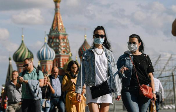 Personas con mascarilla en la Plaza Roja de Moscú.