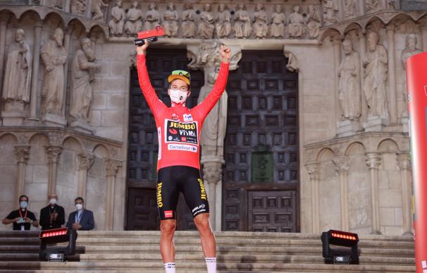 El esloveno Primoz Roglic, del Jumbo-Visma, con el maillot rojo de líder tras ganar la primera etapa, contrarreloj de 7 km, de la 76 edición de la Vuelta a España 2021.