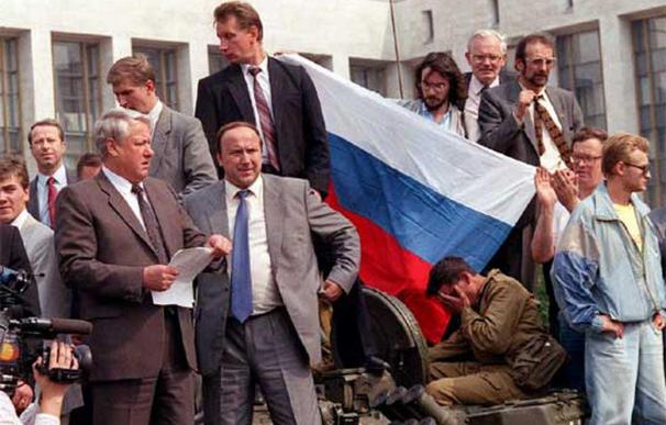 El expresidente Borís Yeltsin, tras un intento de golpe de Estado en 1991
