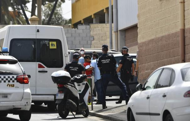 Varios agentes y vehículos de la Policía Local de Ceuta acompañan a menores no acompañados hacia una furgoneta, en las inmediaciones del Polideportivo Santa Amelia.