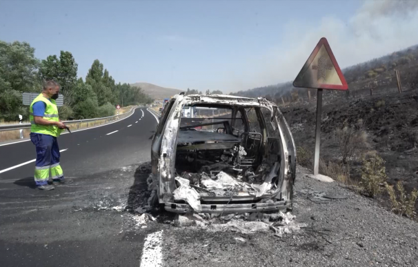 El vehículo carbonizado que supuestamente originó el incendio de Navalacruz.