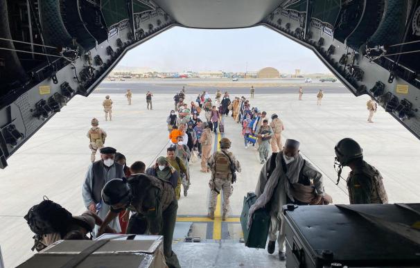 Pasajeros suben a avión  español Kabul