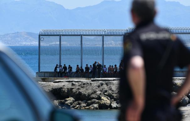 Un grupo de migrantes marroquíes en las inmediaciones de la valla de Ceuta