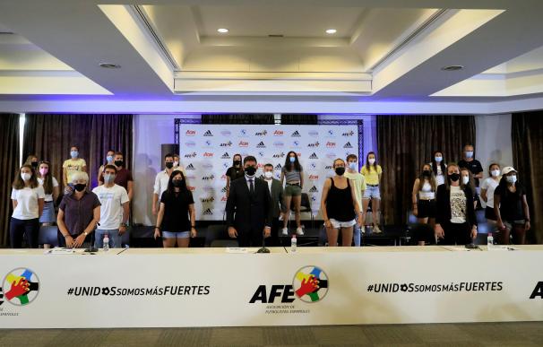 El presidente de la Asociación de Futbolistas Españoles durante la rueda de prensa que ha ofrecido junto a integrantes de la primera plantilla del Rayo Vallecano Femenino.