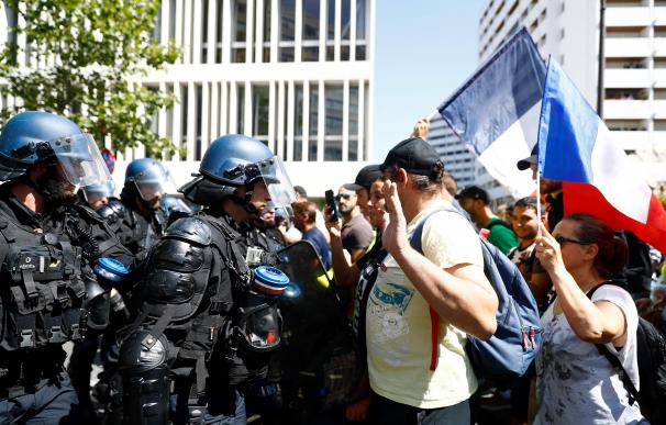 Manifestantes en contra del pasaporte Covid se enfrentan a la Policía en París, Francia.