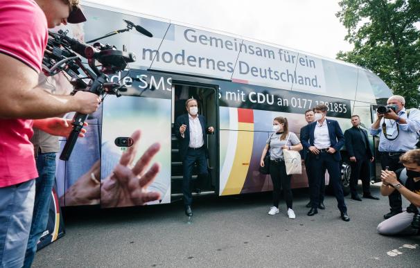 El candidato de la CDU, Armin Laschet, llega al barrio berlinés de Kladow, en Alemania.