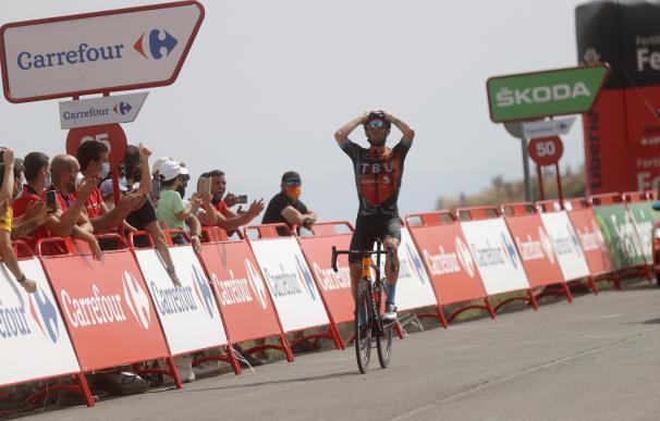 El ciclista italiano del Bahrain, Damiano Caruso, celebra su victoria en la novena etapa de la Vuelta Ciclista a España.