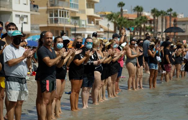 Cadena humana convocada para guardar luto al Mar Menor, a 28 de agosto de 2021, en Murcia.