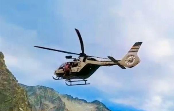 El helicóptero de la Guardia Civil en el momento del rescate de 11 montañistas en el Pirineo oscense.