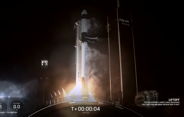 El cohete Falcon 9 de Spacex despega. Transporta la cápsula de carga Dragón, que tiene previsto dejar suministros en la Estación Espacial Internacional (EEI).