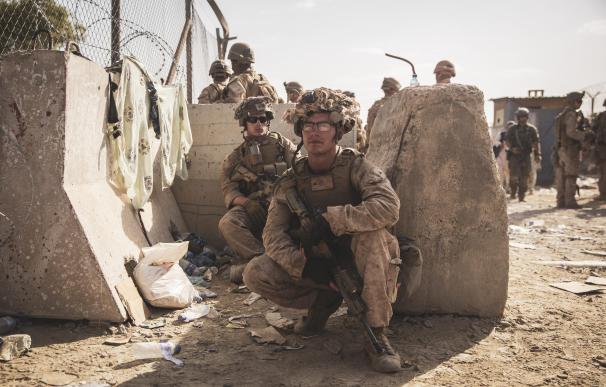 Marines de EEUU en el aeropuerto de Kabul.