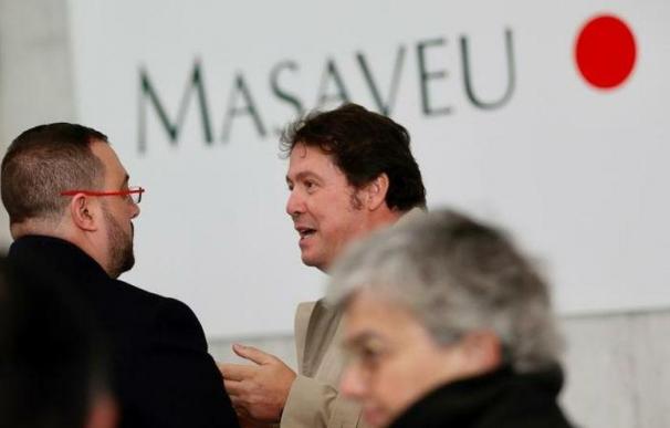 El presidente del Principado de Asturias, Adrián Barbón (i) y el presidente de la Corporación Masaveu, Fernando Masaveu (d)