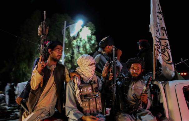 China mantiene su embajada y blinda la relación económica con los talibanes