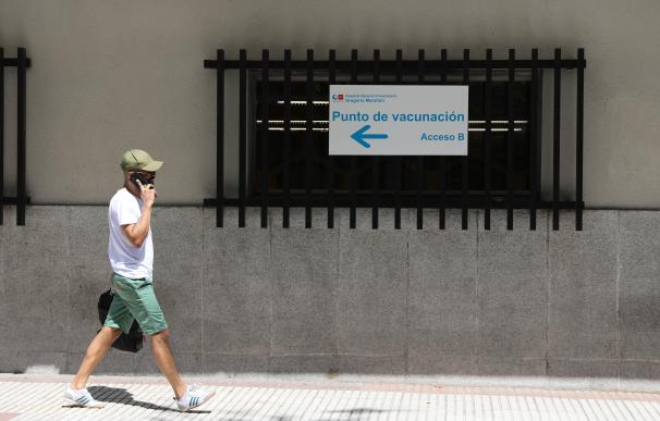 Un hombre pasa por el punto de vacunación puesto en marcha en las instalaciones del Hospital General Universitario Gregorio Marañón, en Madrid.