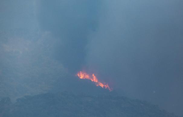 Vista desde Algatocín (Málaga) de las llamas del incendio de Sierra Bermeja.