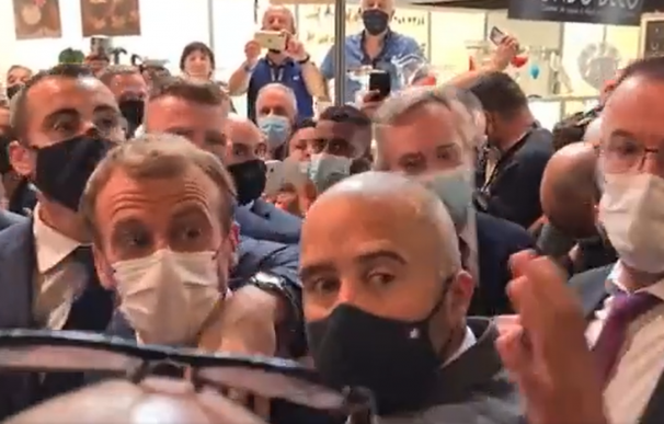 Momento en el que Macron es impactado por un huevo.