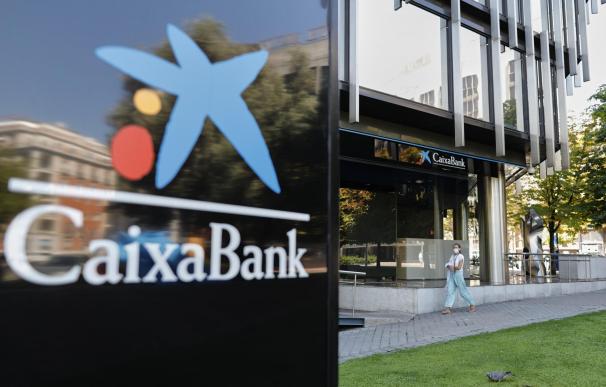 La tarjeta de Caixabank para que los clientes de Bankia eviten las comisiones