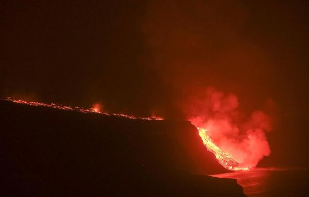 La lava llega al mar en La Palma