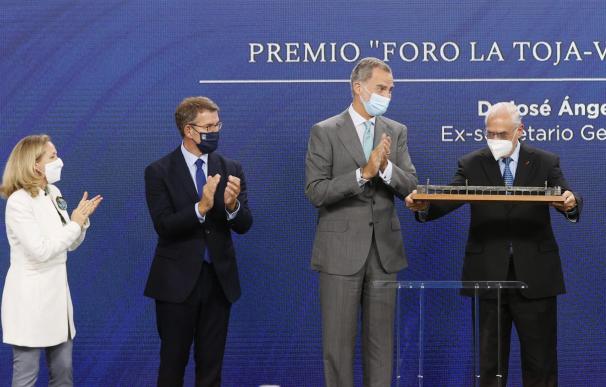 Nadia Calviño, Alberto Núñez Feijóo y El Rey Felipe VI entregando el premio "III Foro La Toja-Vínculo Atlántico", al ex-secretario General de la Organización para la Cooperación y el Desarrollo Económicos (OCDE), Angel Gurría