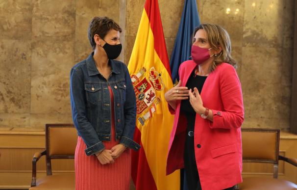 La presidenta del Gobierno de Navarra, María Chivite (i) y la ministra para la Transición Ecológica, Teresa Ribera