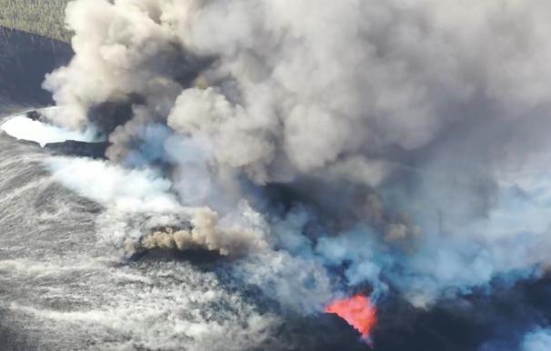 Imágenes del nuevo foco de emisión en el volcán de La Palma.