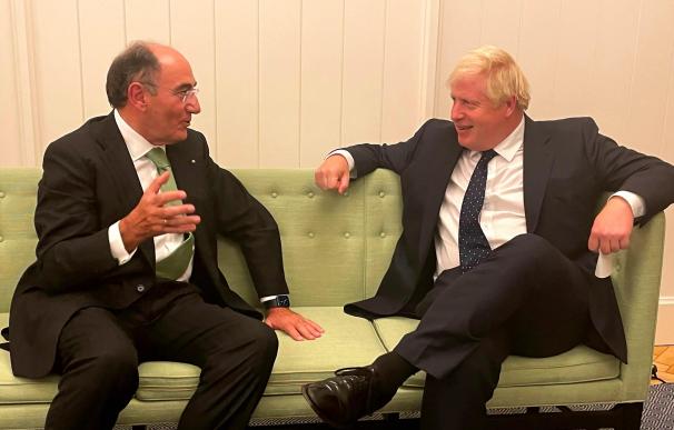 El presidente de Iberdrola, Ignacio Galán, con el primer ministro británico, Boris Johnson.