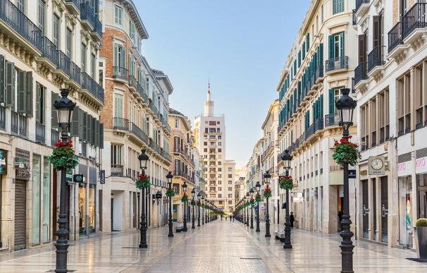 Quizás más conocida como calle Larios, es uno de los lugares más caros a la hora de alquilar una vivienda pero también uno de los lugares más alegres de Andalucía cuando se viste de feria.