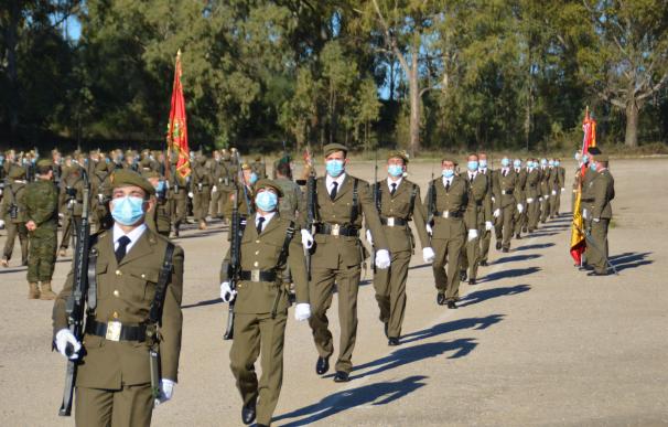 Alumnos del centro de formación de tropa de Cáceres juran bandera.