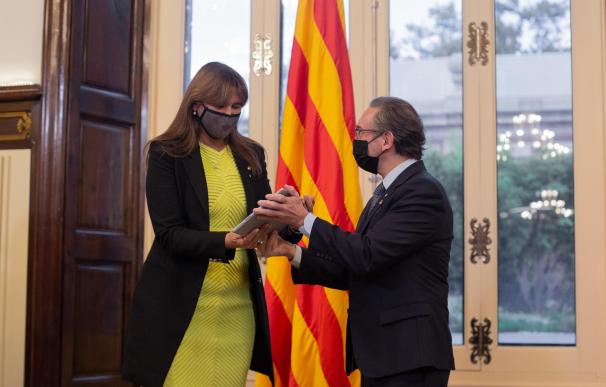 El conseller de Economía y Hacienda de la Generalitat, Jaume Giró, entrega el proyecto de ley de Presupuestos de 2022 a la presidenta del Parlament, Laura Borràs
DAVID ZORRAKINO (EUROPA PRESS)
9/11/2021