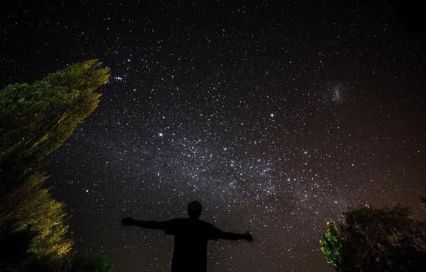Una persona observando las estrellas.
